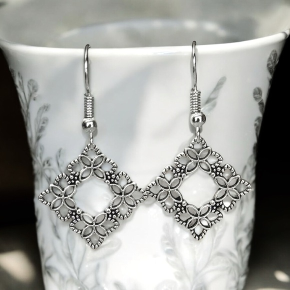 5 For $25💫Square Silver Filigree Floral Dangles Earrings - Picture 4 of 4